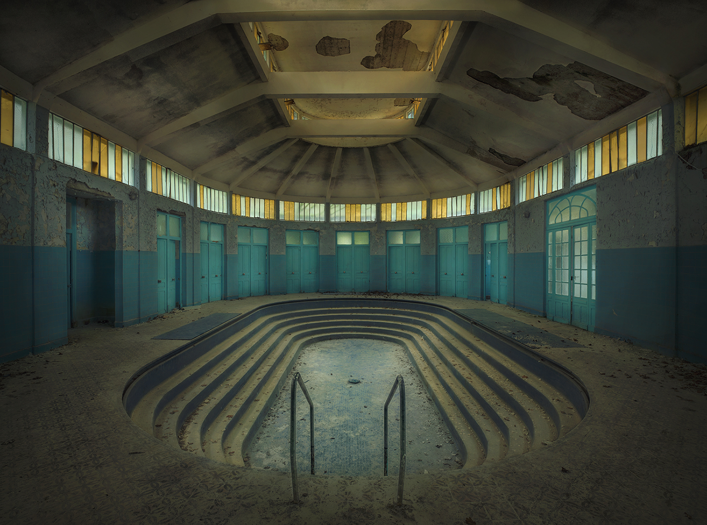 abandoned swimmingpool